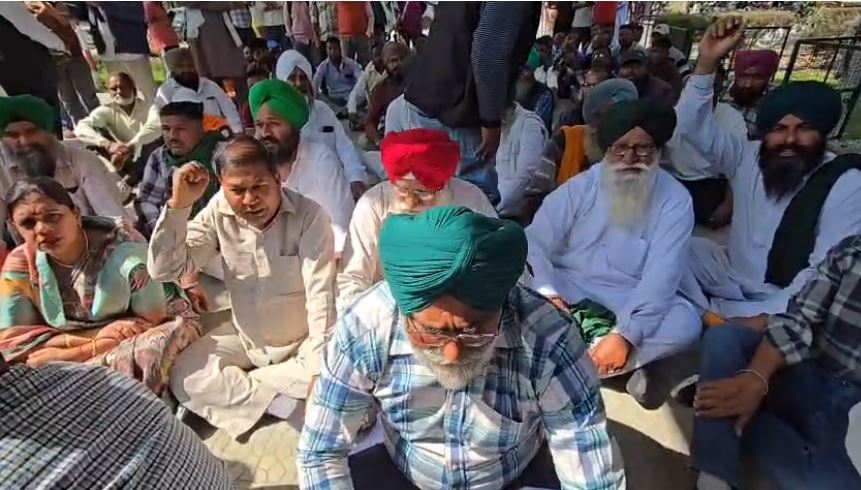 गदरपुर में किसानों का धरना प्रदर्शन