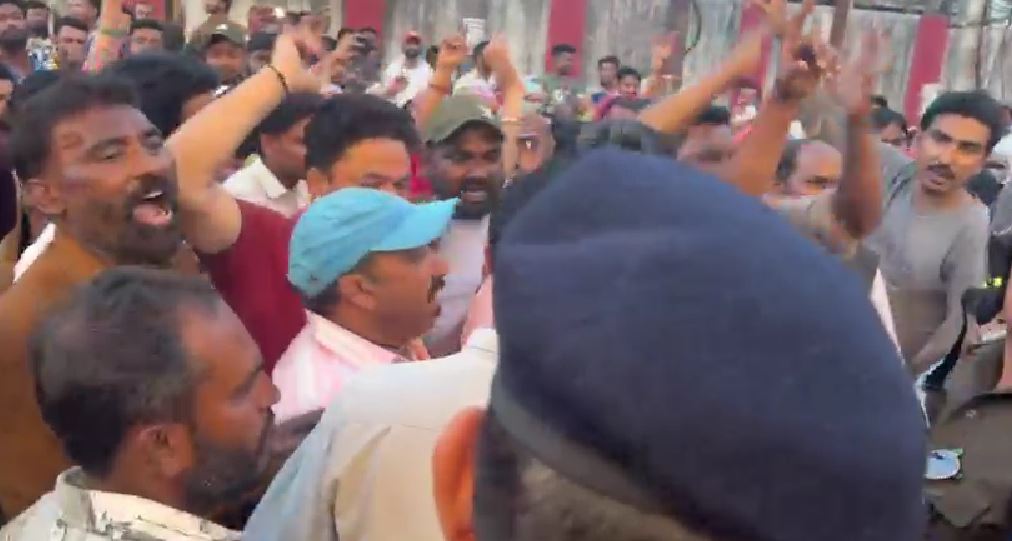 रुड़की नगर निगम में सफाई को लेकर टकराव, हड़ताल के पांचवें दिन सड़क पर प्रदर्शन