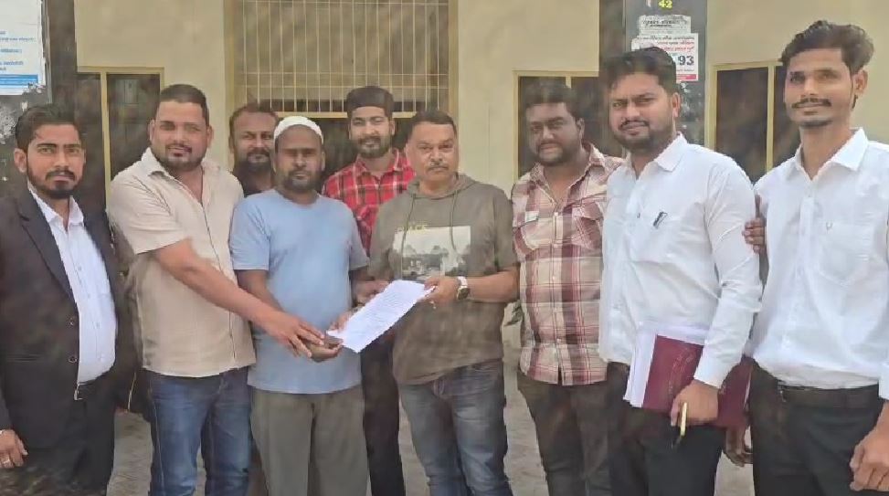 सुल्तानपुर पट्टी में सफाई व्यवस्था ठप, चेयरमैन प्रत्याशी ने जिलाधिकारी को दिया ज्ञापन