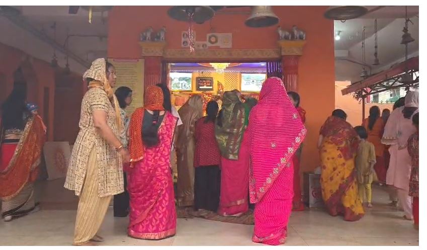 चैत्र नवरात्रि के पहले दिन मंदिरों में उमड़ी आस्था की भीड़