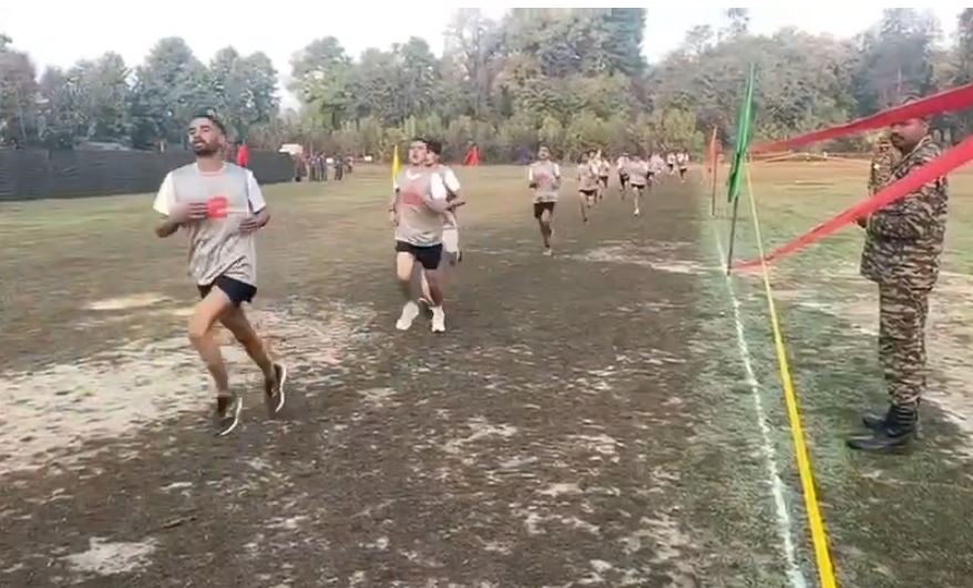 बनबसा मिलिट्री स्टेशन में अग्निवीर भर्ती रैली में युवा उत्साह से शामिल