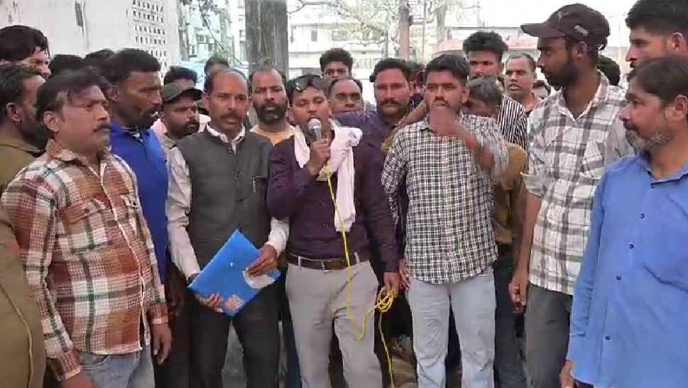 रुड़की में सफाई कर्मियों की हड़ताल, शहर में कचरे के ढेर नजर आए