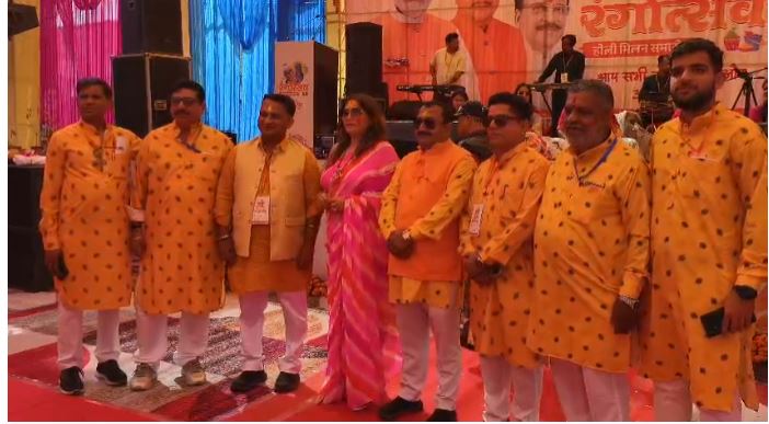 काशीपुर में रंगों का उत्सव: मुख्यमंत्री पुष्कर सिंह धामी ने आम जनता के साथ खेली होली