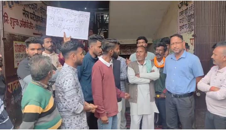 कालाढूंगी में मंदिर भूमि विवाद पर प्रदर्शन, सफाई कर्मियों का कार्य बहिष्कार