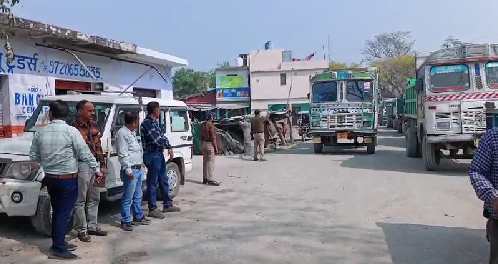 लालकुआं में संयुक्त टीम का चेकिंग अभियान, ओवरलोड वाहन सीज, कई चालान