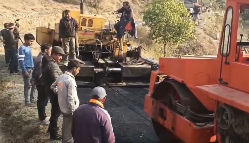 नेपाल सीमा से जुड़ी बालिक–पंचेश्वर सड़क पर हॉट मिक्स कार्य शुरू, 32 करोड़ की लागत से होगा निर्माण