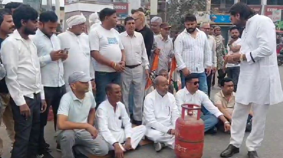 रुड़की में बढ़ती महंगाई और गैस कीमतों के विरोध में कांग्रेस का जोरदार प्रदर्शन