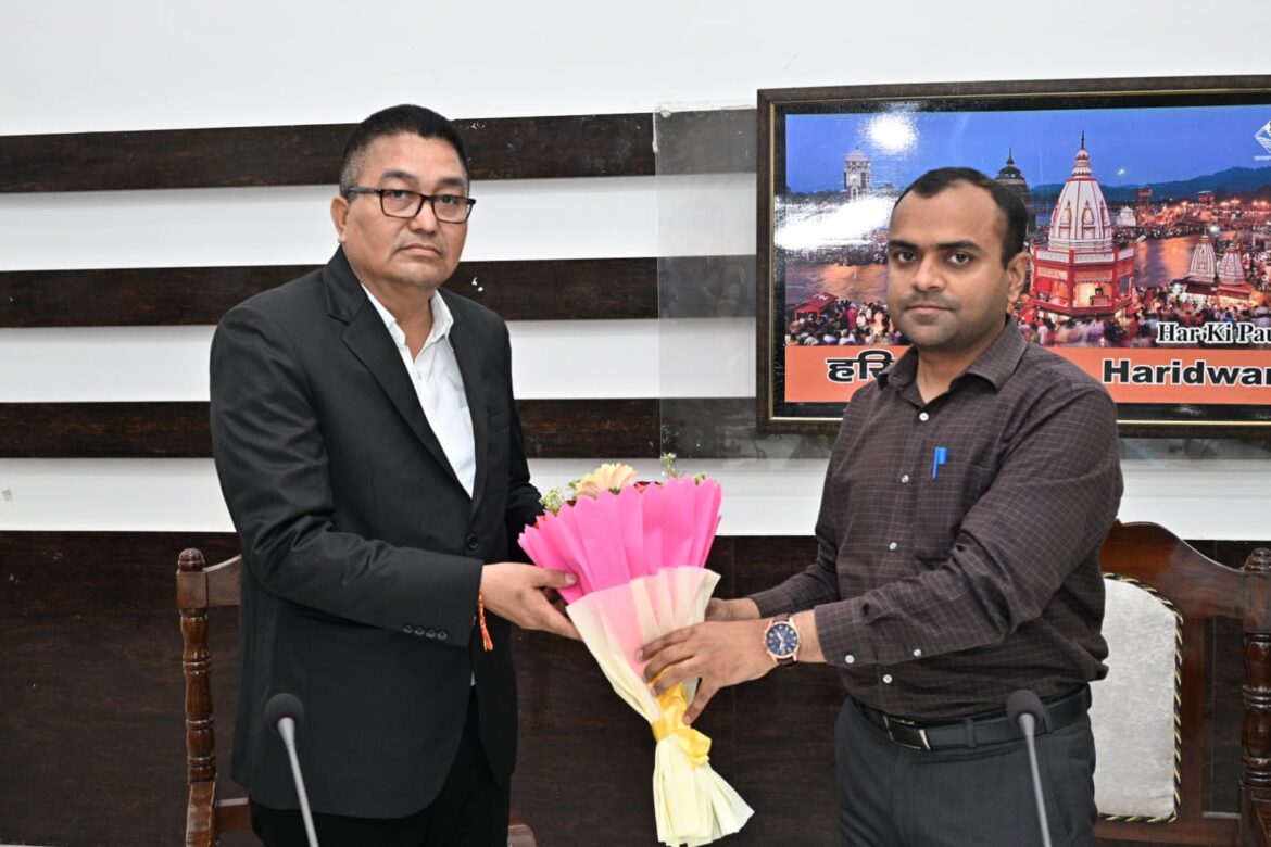 एडीएम दीपेंद्र सिंह नेगी को भावभीनी विदाई, 32 वर्ष की सेवा पूर्ण