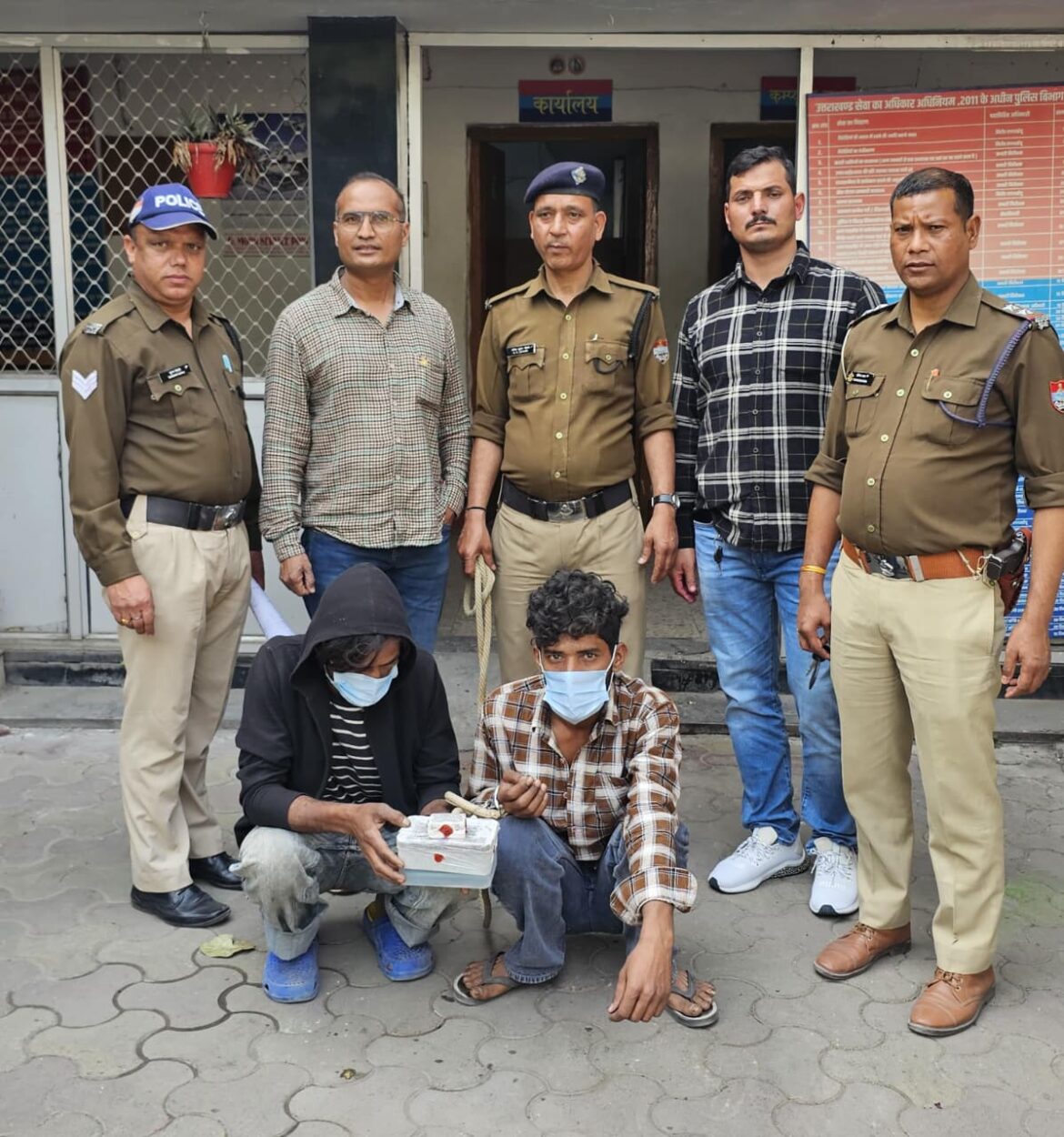 दुर्घटना में मृत युवक के वाहन से चोरी, दो आरोपी गिरफ्तार