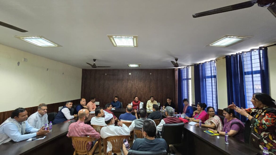 हल्द्वानी: महापौर गजराज बिष्ट ने रोड, पेयजल और सीवर कार्यों की समीक्षा की