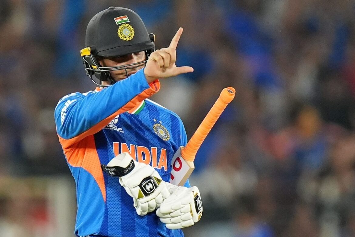 उधारी के बैट से चमके अभिषेक शर्मा, फाइनल में जड़ी रिकॉर्डतोड़ फिफ्टी