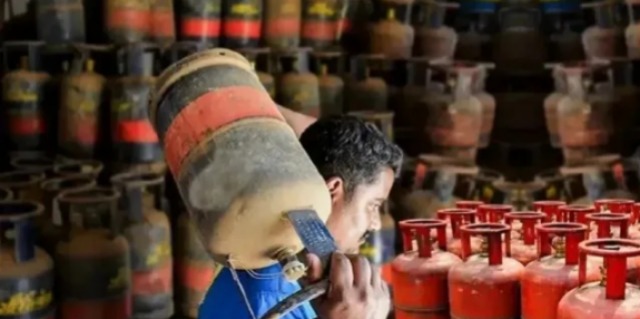 युद्ध का असर: एलपीजी सिलेंडर महंगा, कई शहरों में बढ़ीं कीमतें