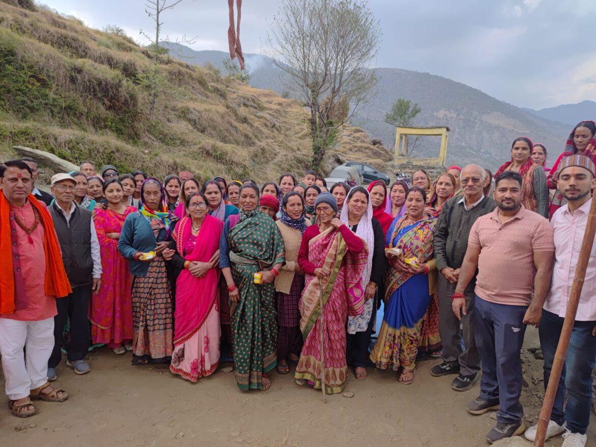 चमोली के डुंगर गांव तक पहुंची सड़क, ग्रामीणों ने श्रमदान से बनाया रास्ता