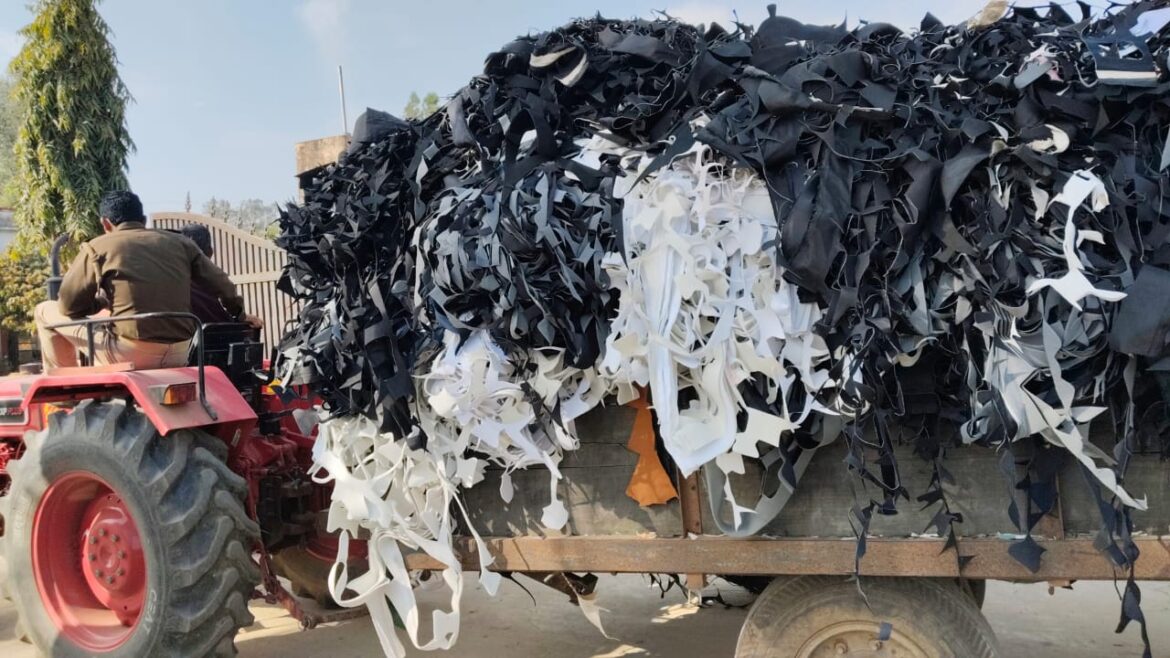 लंढौरा क्षेत्र में रेक्सिन से भरी ट्रैक्टर ट्राली पकड़ी गई, प्रदूषण की समस्या बढ़ी