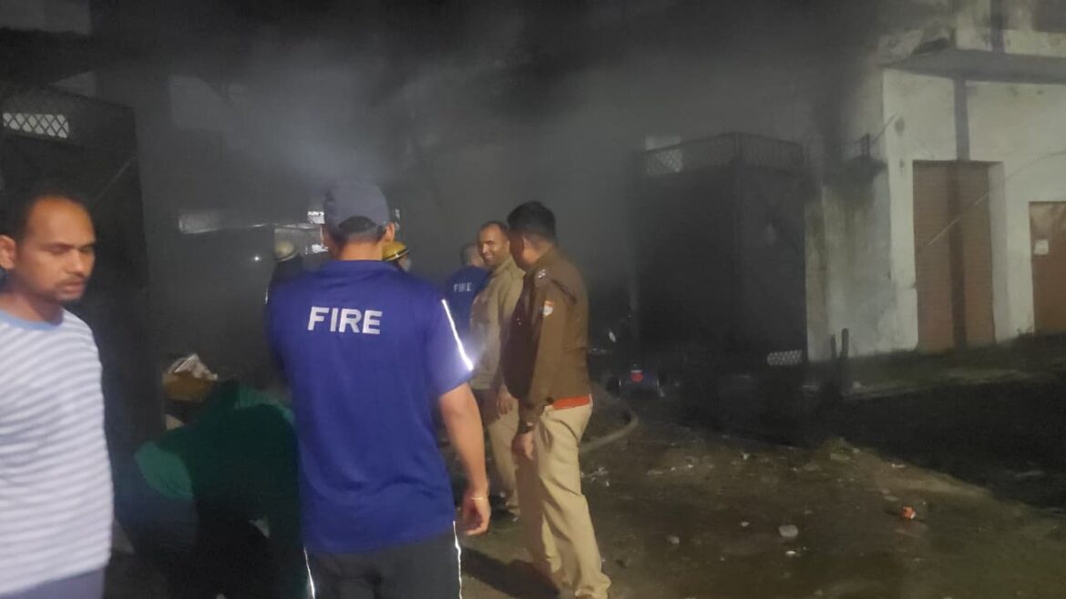 बहादराबाद औद्योगिक क्षेत्र की फैक्ट्री में भीषण आग, मचा हड़कंप