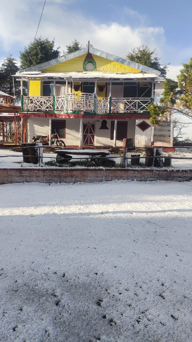 रानीखेत–द्वाराहाट क्षेत्र की ऊंची पहाड़ियों पर हिमपात, बढ़ी ठंड