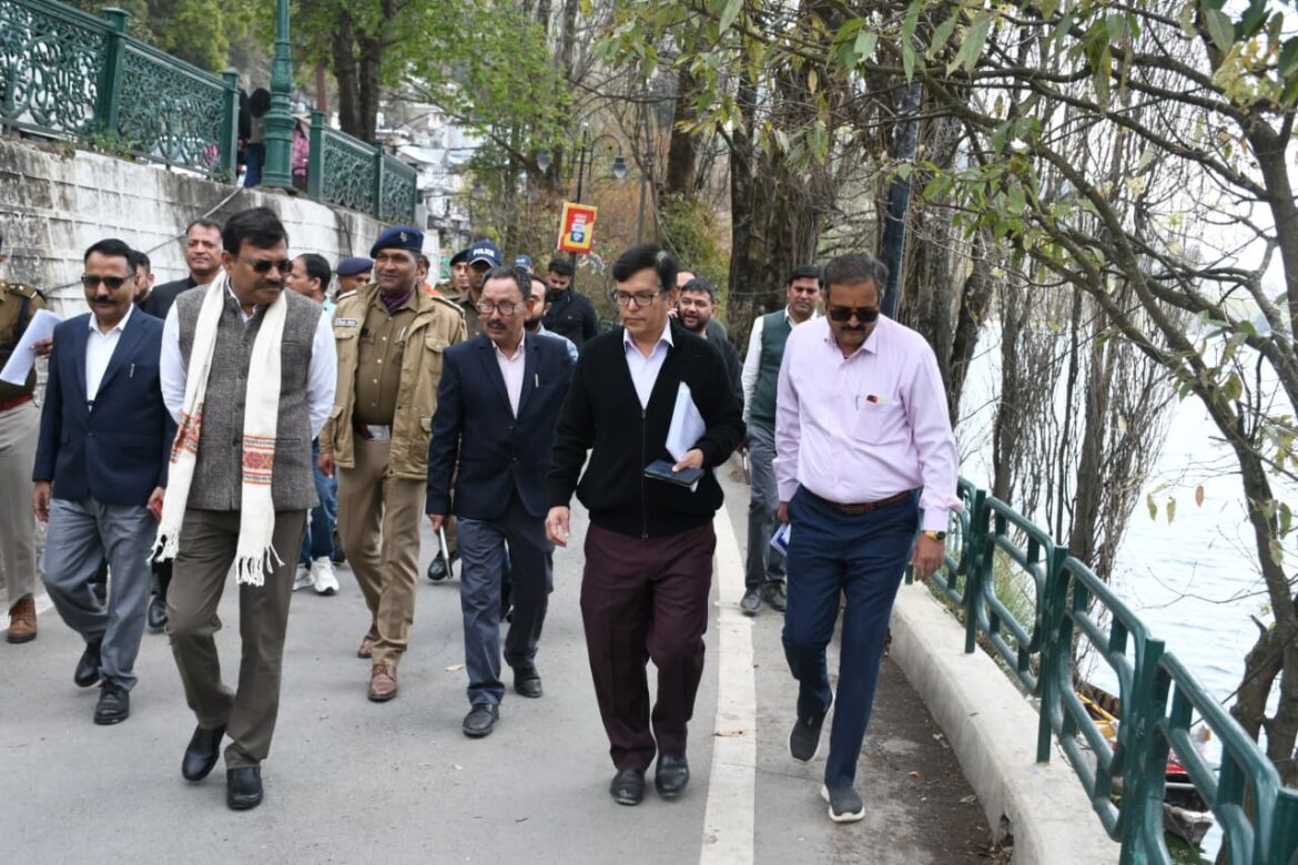 मुख्य सचिव आनंद बर्द्धन ने नैनीताल में कैंचीधाम बाईपास और पर्यटन विकास कार्यों का स्थलीय निरीक्षण किया