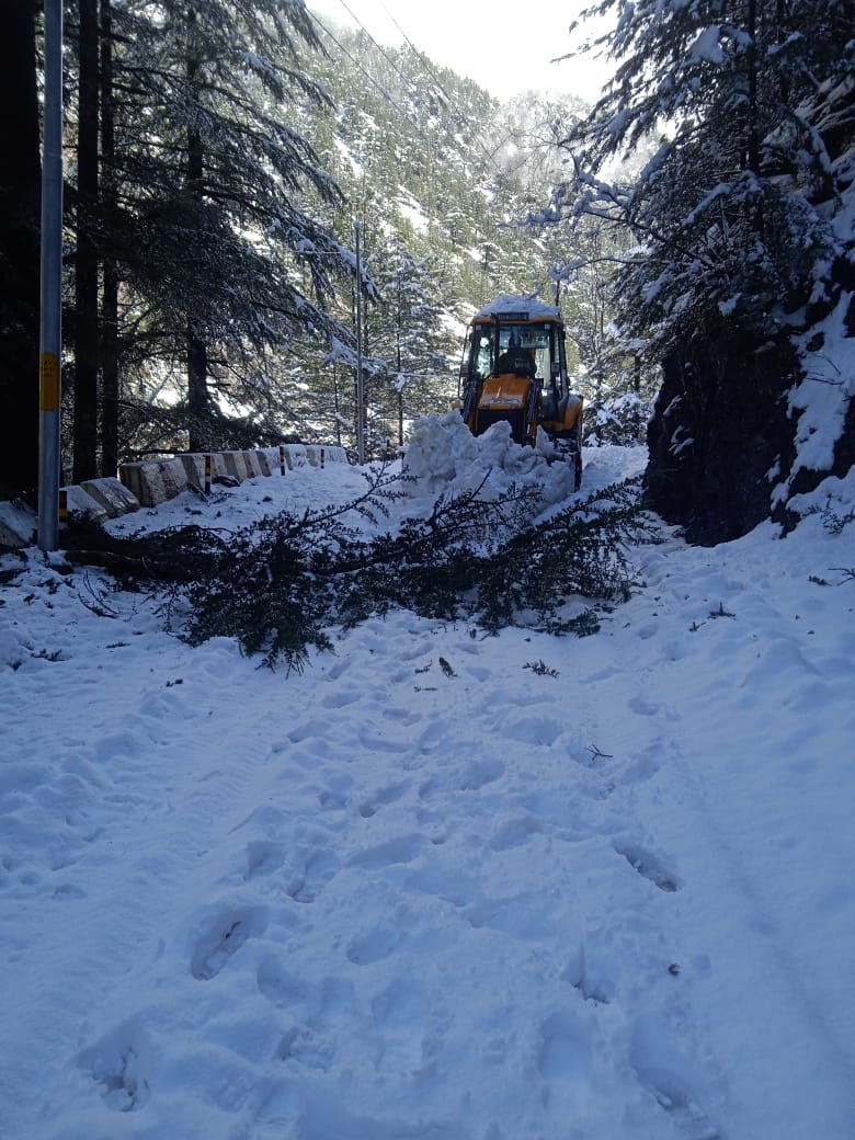 भारी बर्फबारी से गंगोत्री नेशनल हाईवे बंद, खोलने के प्रयास जारी