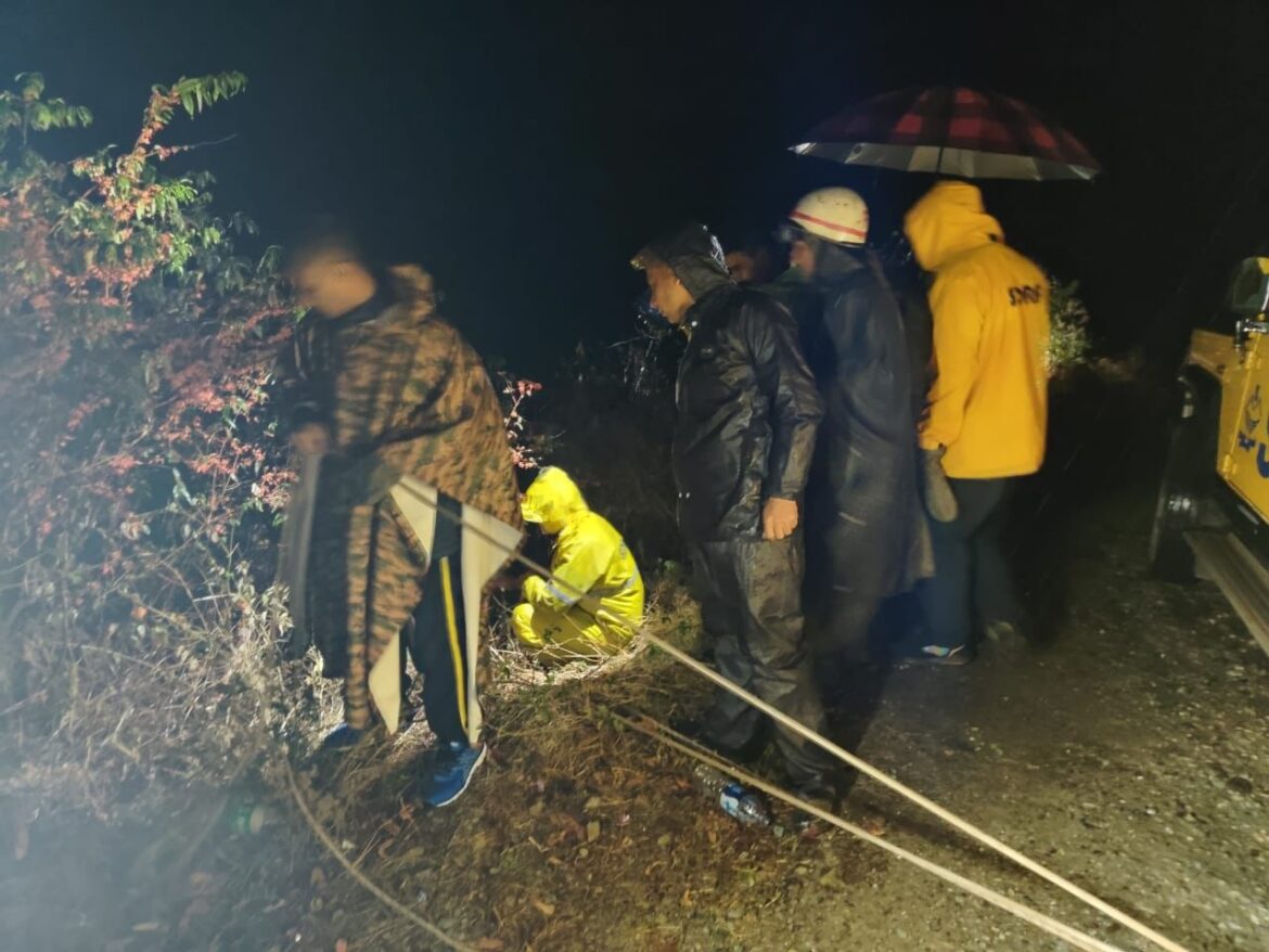 देहरादून: शिखर फॉल पैदल मार्ग पर वाहन खाई में गिरा, एसडीआरएफ ने रेस्क्यू किया