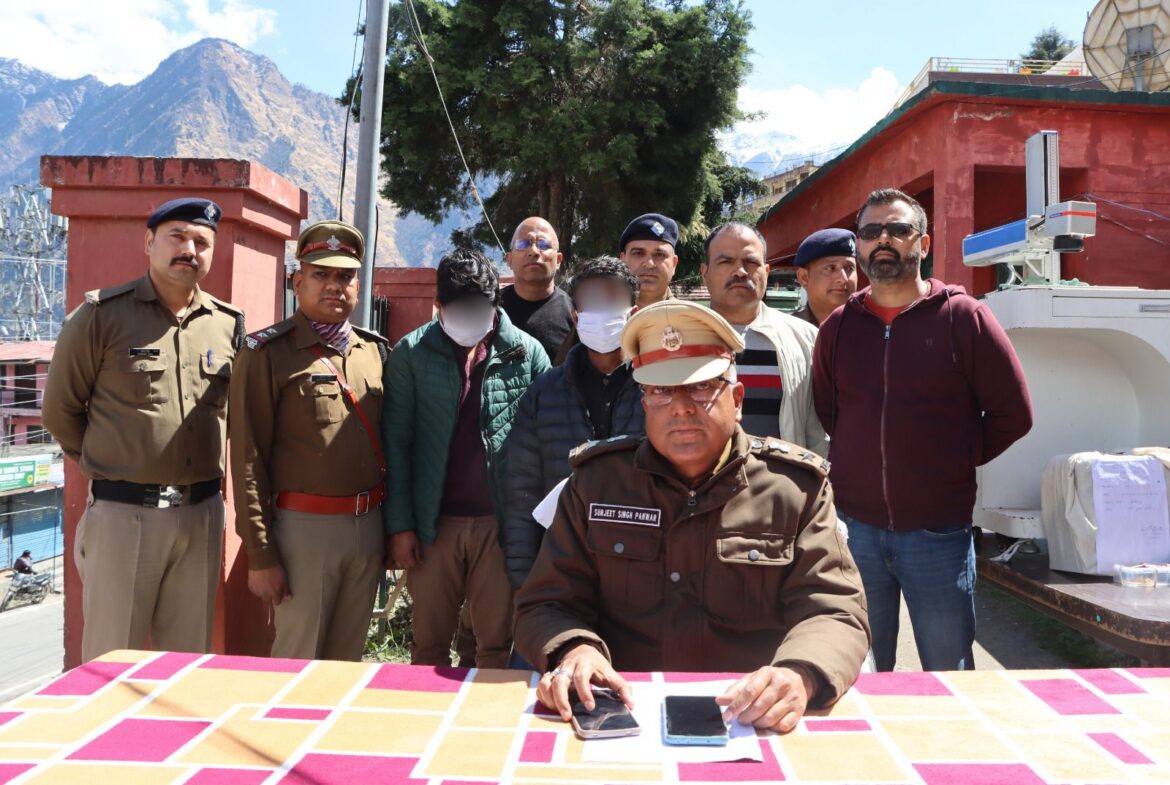 नकली ज्वैलरी पर असली मुहर लगाकर ठगी, दो आरोपी मशीन समेत गिरफ्तार