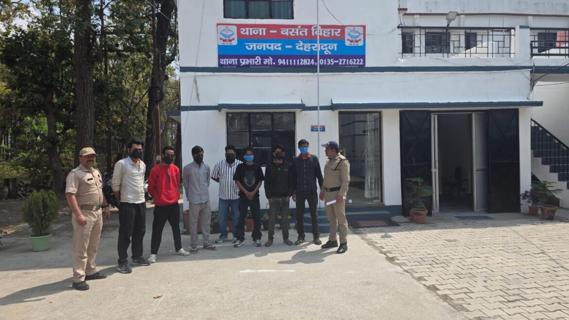 बसंत विहार में शराब पीकर हुड़दंग, 7 युवक गिरफ्तार