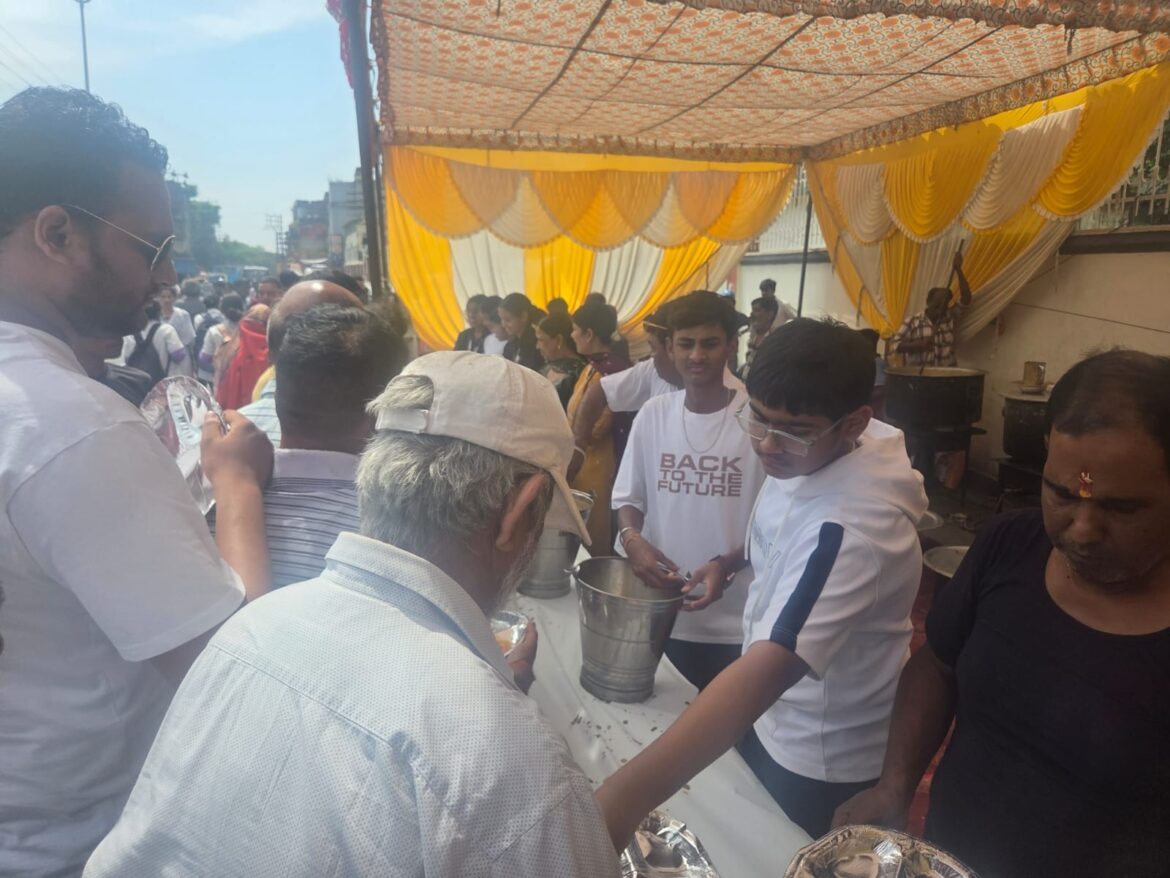 सक्सेना परिवार ने कराया भव्य भंडारे का आयोजन