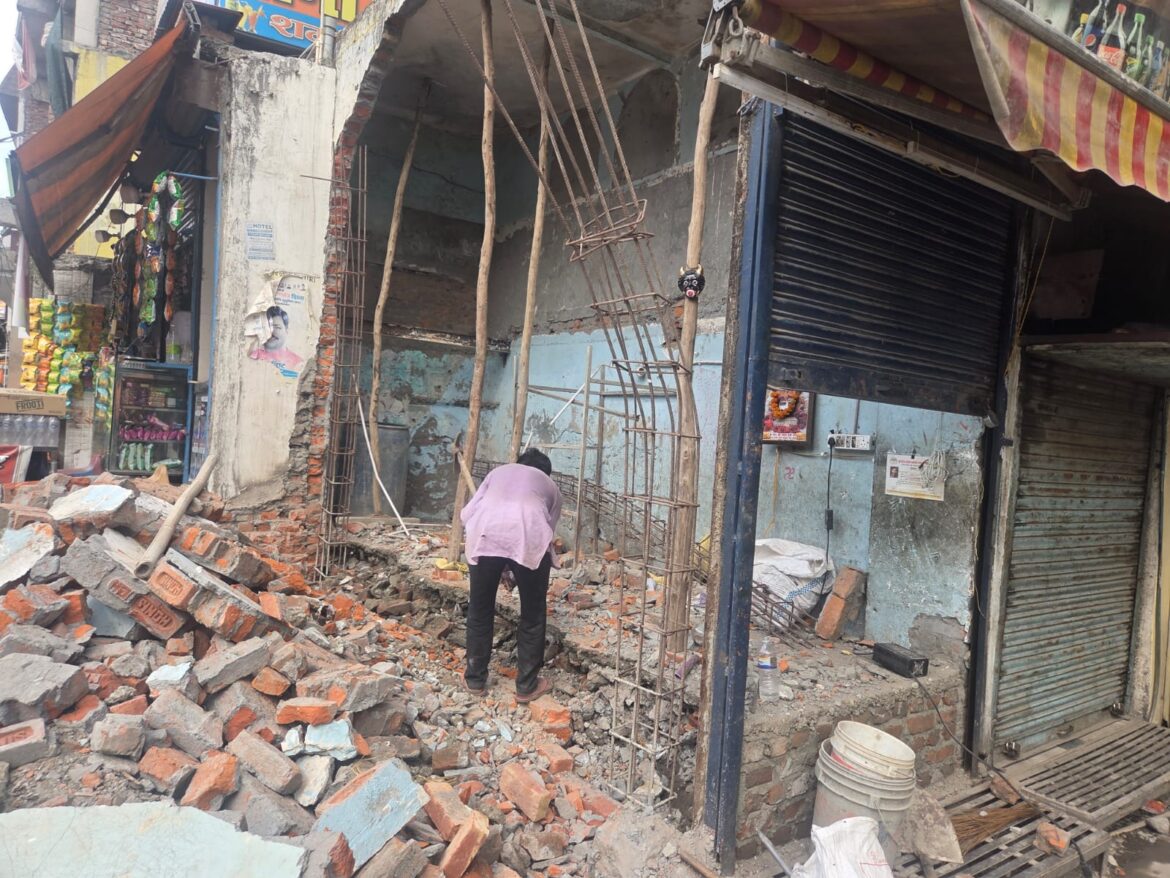 नगर निगम की दुकान पर अवैध निर्माण, मजदूर गंभीर घायल