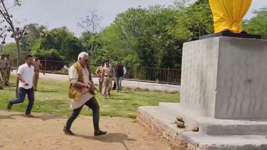 ऋषिकेश में दीनदयाल उपाध्याय की मूर्ति स्थापना पर विवाद, उत्तराखंड क्रांति दल ने किया विरोध