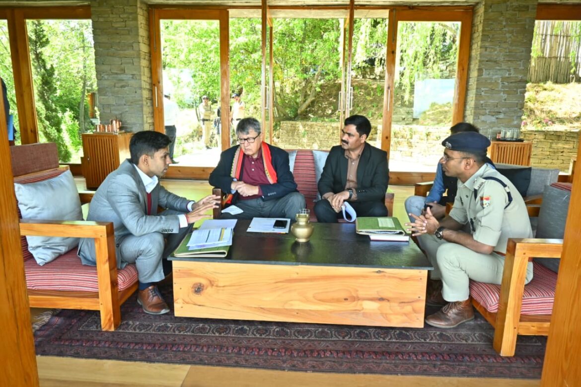 अल्मोड़ा में नीति आयोग उपाध्यक्ष से जिलाधिकारी की शिष्टाचार भेंट