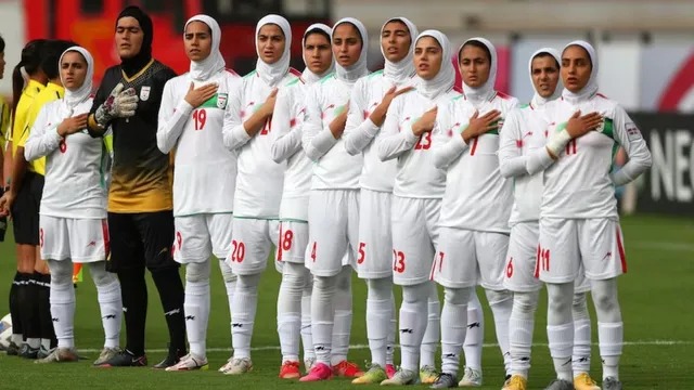 ईरान महिला फुटबॉल टीम ने राष्ट्रगान गाने से किया इनकार, खेल और साहस दोनों में बनी चर्चा