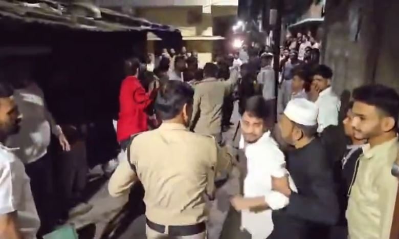 हल्द्वानी के बनभूलपुरा में पुलिस के सामने हुई मारपीट,