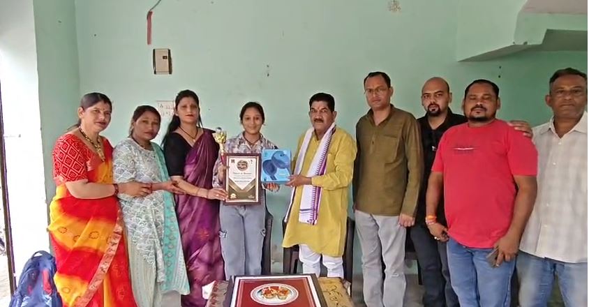 डांस प्रतियोगिता में प्रथम स्थान जीतने वाली मानवी को भाजपा प्रदेश उपाध्यक्ष ने दी बधाई