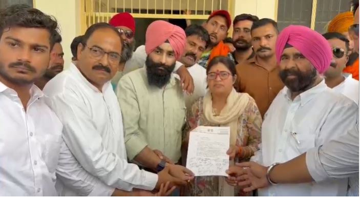 बाजपुर में किसान कांग्रेस का SDM कार्यालय पर प्रदर्शन, छह सूत्रीय मांगों का ज्ञापन सौंपा