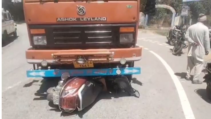 लोहाघाट-टनकपुर राष्ट्रीय राजमार्ग पर हादसा, कैंटर की चपेट में आने से स्कूटी सवार महिला घायल