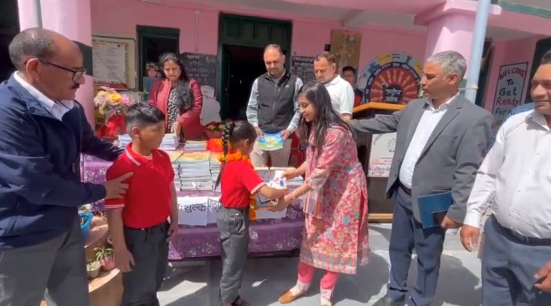 पौड़ी में नए सत्र का आगाज़, पहले दिन ही छात्रों को मिली किताबें