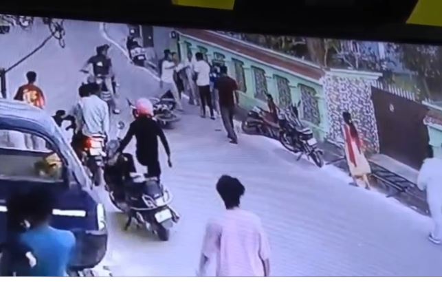 महिला और बच्ची से छेड़खानी व मारपीट, CCTV में कैद वारदात
