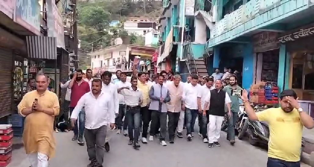 चमोली: थराली आपदा प्रभावित क्षेत्रों का पूर्व मुख्यमंत्री हरीश रावत ने किया दौरा, सरकार पर लगाए गंभीर आरोप