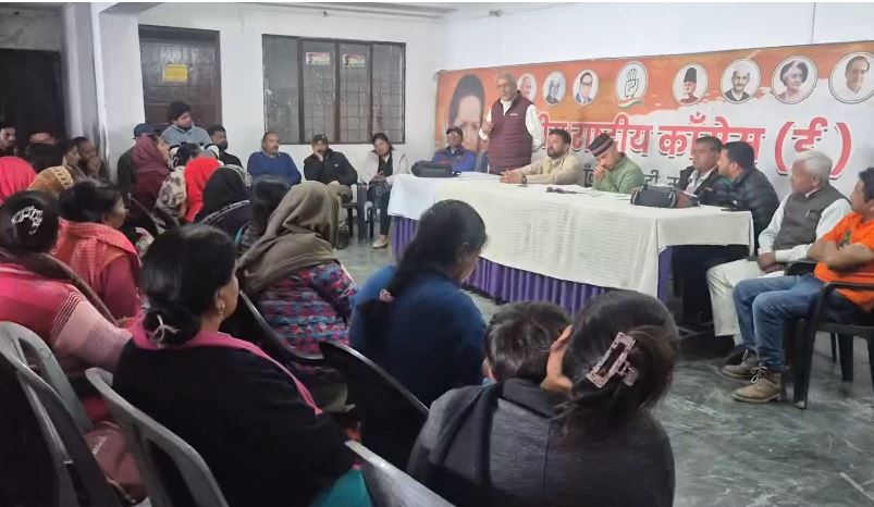 मसूरी में पटरी व्यापारियों का विरोध तेज, कल माल रोड पर दुकान लगाने का ऐलान