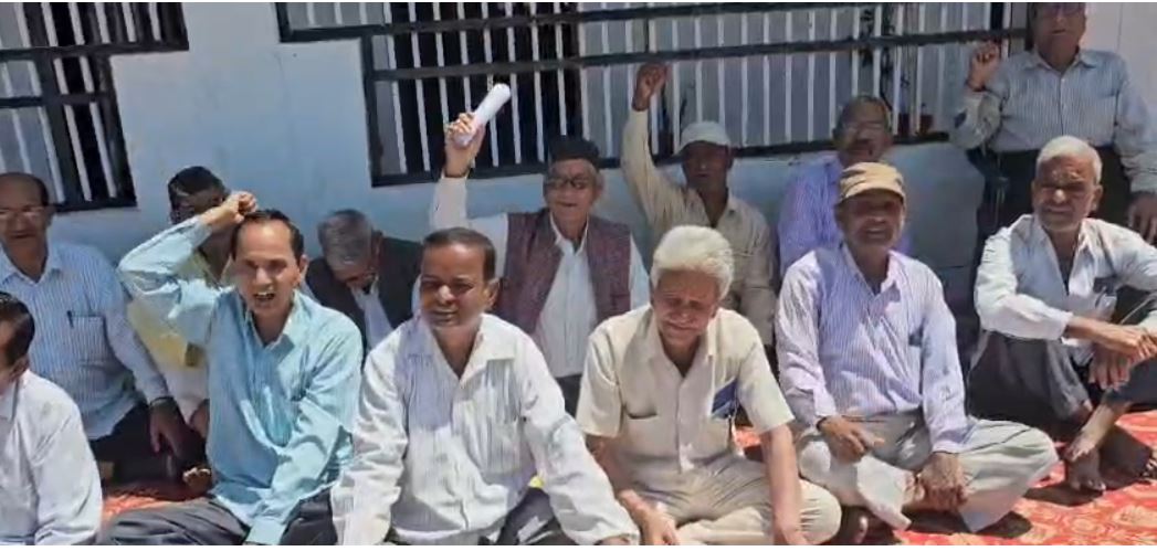 नरेंद्रनगर में सेवानिवृत्त कर्मचारियों का धरना, गोल्डन कार्ड बहाली की मांग