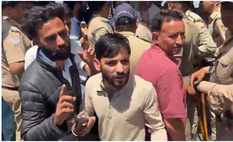 मसूरी के पास प्राधिकरण की कार्रवाई पर बवाल, दो मकान सील होने पर ग्रामीणों का विरोध