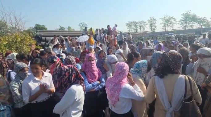 मदरसन कंपनी में वेतन वृद्धि की मांग को लेकर दूसरे दिन भी धरना जारी