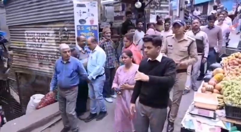 अल्मोड़ा बाजार का डीएम ने किया निरीक्षण, शौचालय निर्माण व अतिक्रमण पर सख्ती के निर्देश