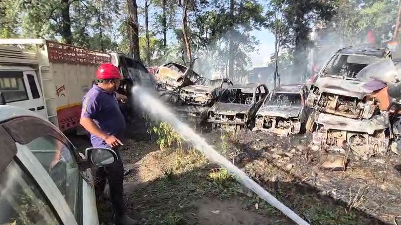 ऋषिकेश में पुलिस चौकी परिसर में भीषण आग, 30 वाहन जलकर खाक