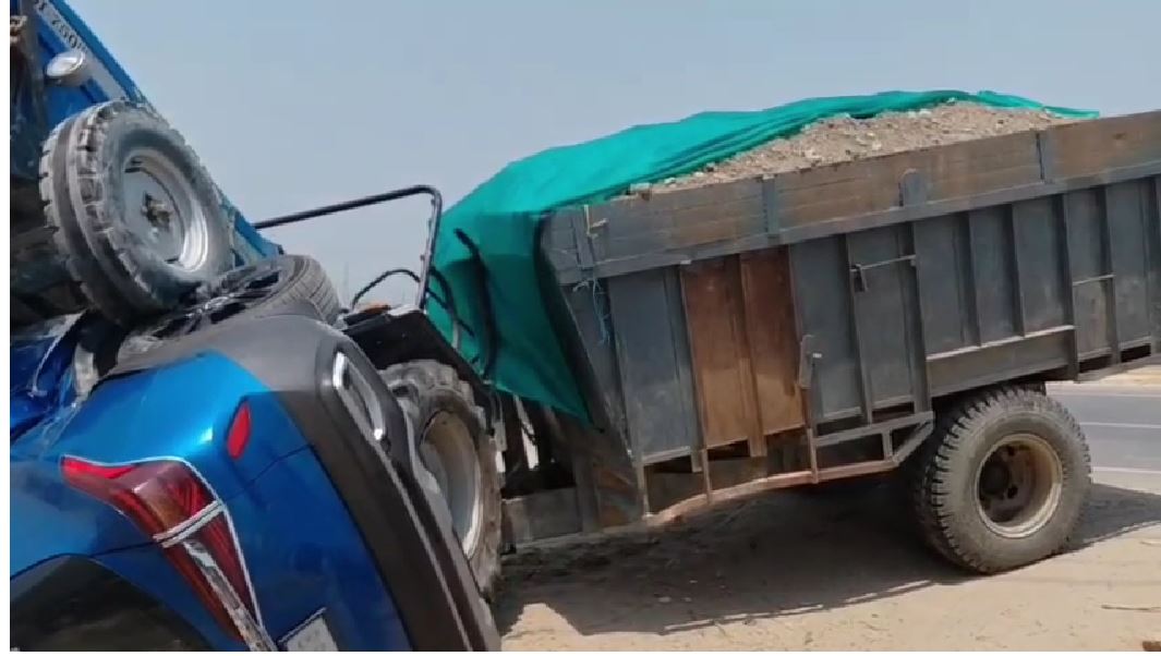 सितारगंज: खटीमा बाईपास पर बड़ा हादसा, ओवरलोड ट्रैक्टर ने कार को कुचला, दो वाहन भी चपेट में आए