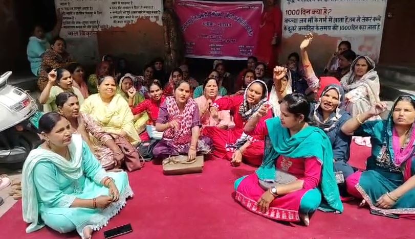 नारसन में आंगनबाड़ी कार्यकर्ताओं ने किया अनिश्चितकालीन कार्य बहिष्कार