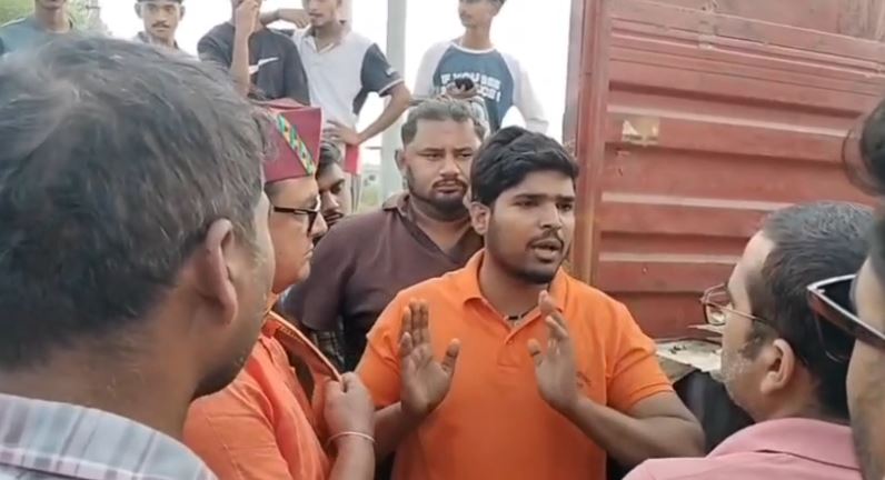 खटीमा में प्रतिबंधित मांस की सूचना पर हंगामा, कंटेनर चालक की पिटाई