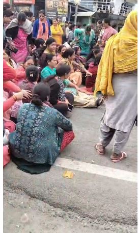 एलपीजी सिलेंडर की कमी पर हंगामा, शिमला बाईपास जाम