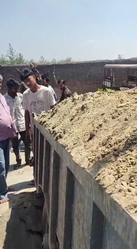 बाजपुर में ओवरलोड ट्रैक्टर-ट्रॉली से पुलिया क्षतिग्रस्त, बड़ा हादसा टला