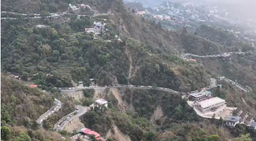 मसूरी में वीकेंड पर सैलानियों की भीड़ से 8 किमी लंबा जाम, लोग परेशान