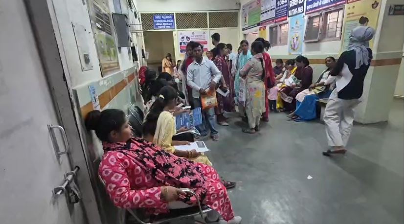 ऋषिकेश अस्पताल में व्यवस्थाएं चरमराईं, गर्भवती महिलाएं परेशान